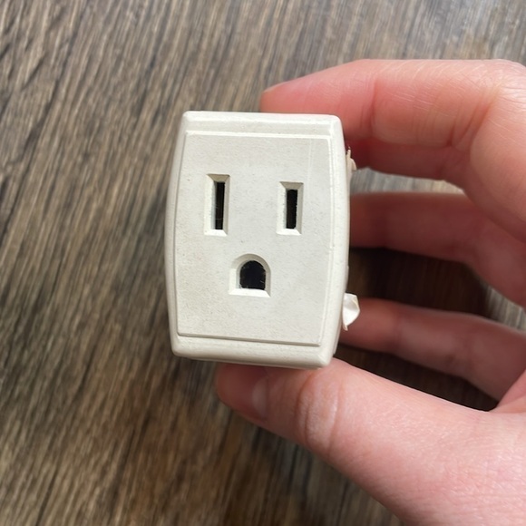 LEVITON 15A 125V Power Wall Adapter 3 Plug Ins - Picture 3 of 4